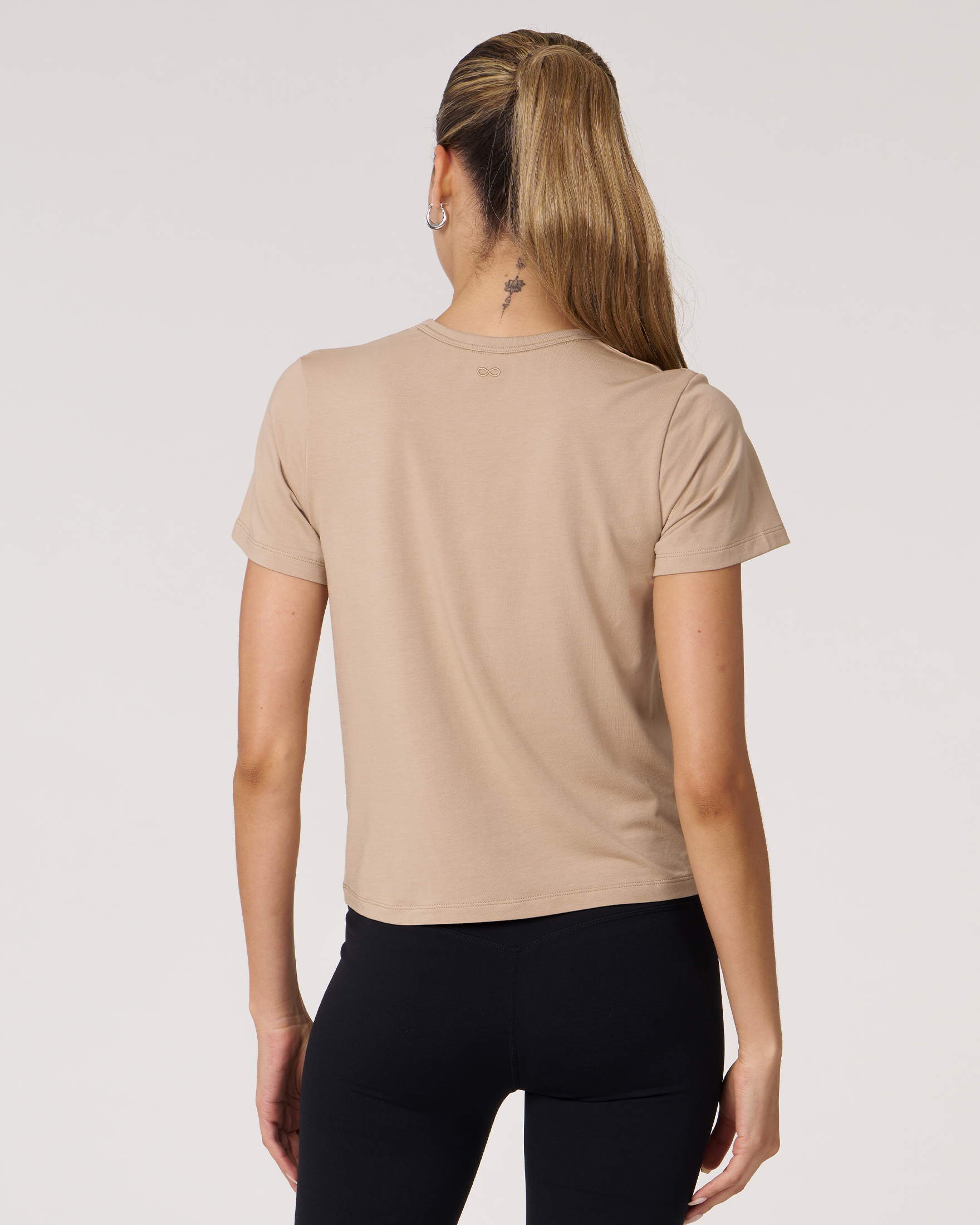 Rebody Essentials 短袖露脐T恤